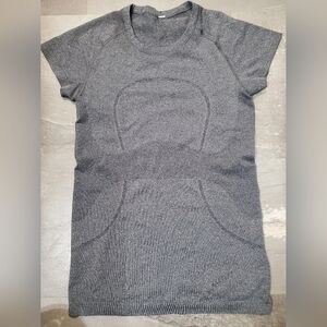 Lululemon Swiftly Tech Short Sleeve Crew Shirt. Heathered Grey. 6. Hip Length.